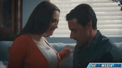 Romantični seks z dobro prsato mamo